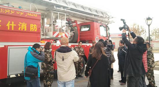 媒体记者做客红门 零距离体验喀什消防