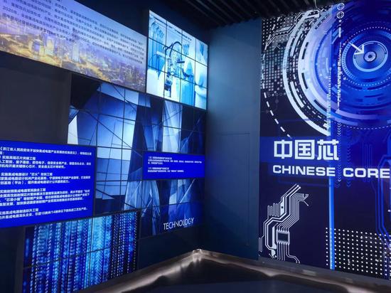 据悉,绍兴市是浙江省传统产业改造提升的试点城市,2017年来,该市坚持传统产业改造提升与新兴产业培育,实现地区生产总值5108亿元,综合实力居全国第34位。其中,电子信息、现代医药、新材料、高端装备这四大新兴产业是该城市创新发展的隐形冠军。 集成电路产业作为该市新兴产业一部分,一大批设计、制造、封测等全产业链项目正在该地区加速集聚。德国技术转化和创新联盟大使Joerg Rupp参观后表示,绍兴集成电路的产业布局,是当地谋划资源配置、建设高能级开放大平台的前行方向,绍兴制造是中国制造的一