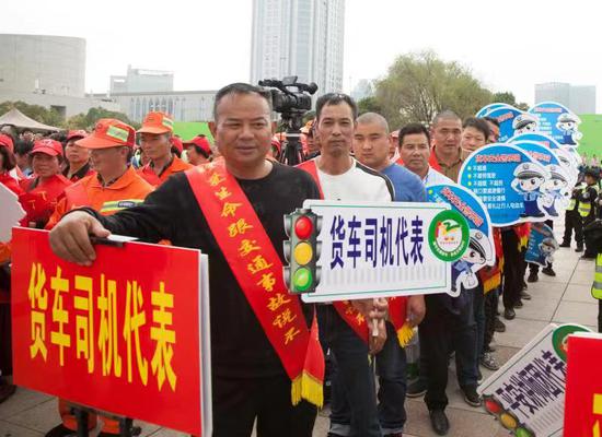 全国交通安全日:台州百万群众当交警势
