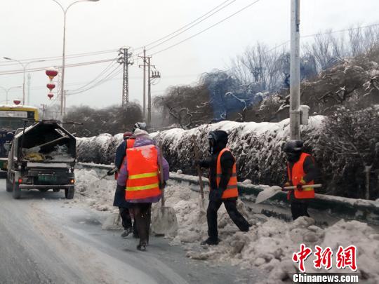 24小时不间断清雪 乌鲁木齐累计清运积雪45万余吨