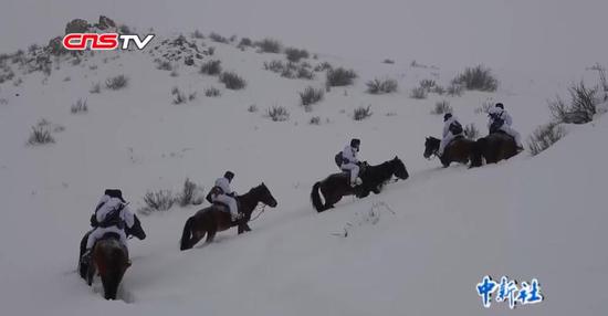 边防战士冒零下30度严寒踩两米积雪 弃马步行巡逻