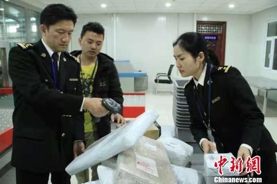 乌鲁木齐国际机场口岸首次开展跨境电商进口业务