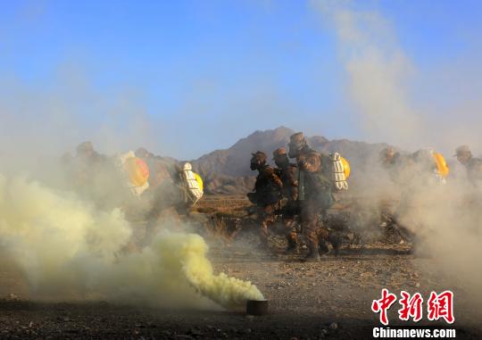 新疆军区某训练基地组织新兵首次野营拉练