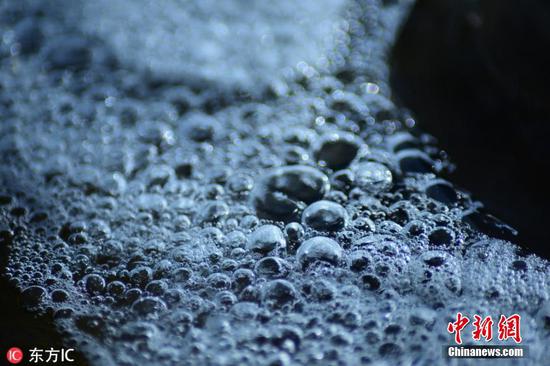 “大雪”节气前 新疆库尔勒孔雀河现美丽冰凌