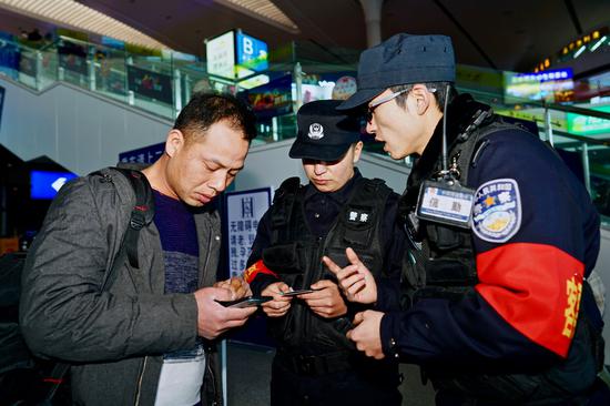 新疆铁警开展客票调查