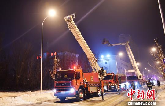 新疆昌吉消防夜间-24℃测试装备 消防水炮“喷雾结冰”