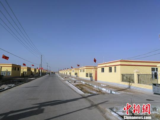 新疆柯坪县易地扶贫搬迁:村民新房会客厅卫生间等样样有
