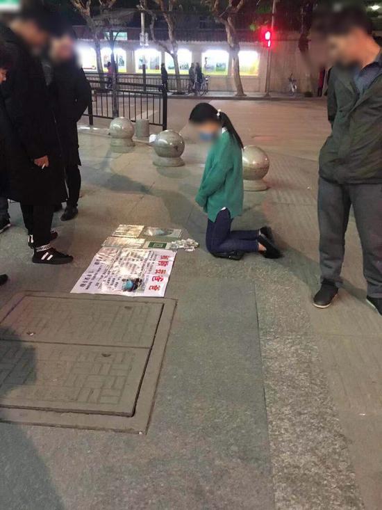 浙江省温州市文成县街头一名女子求助为父治病的一幕令人揪心:女子