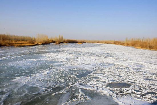 新疆开都河大面积封冻 冰雪交融美景迷人
