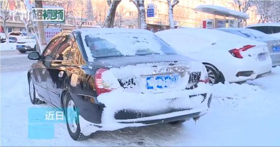 积雪挡车牌 交警:莫耍小聪明