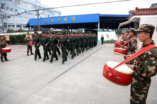 新战友列队进入教导队营区大门.温州武警供图