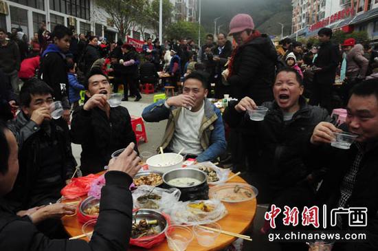 图为百家宴现场。莫珍世 摄 图为百家宴现场。莫珍世 摄