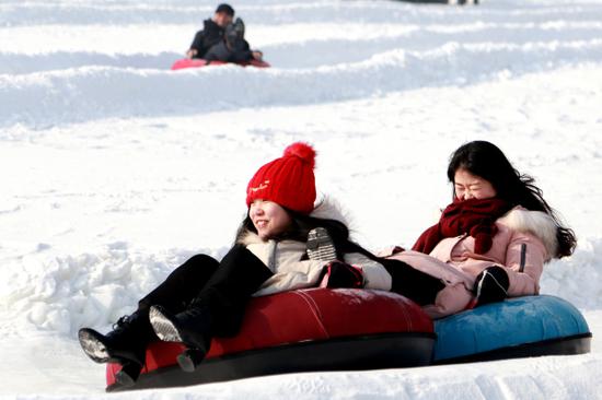 1月5日,博湖县第十一届冰雪节开幕,游客体验极速雪圈。海潮 摄 1月5日,博湖县第十一届冰雪节开幕,游客体验极速雪圈。海潮 摄