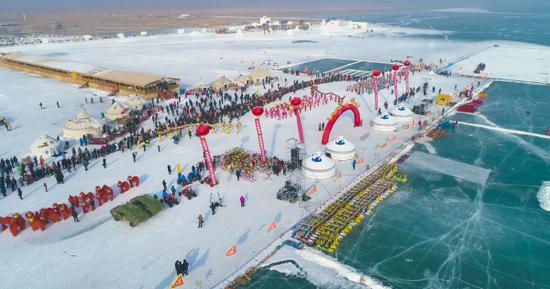 1月5日,航拍博湖县第十一届冰雪节开幕式现场。 年磊 摄 1月5日,航拍博湖县第十一届冰雪节开幕式现场。 年磊 摄