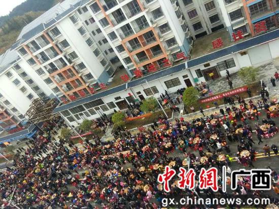三江万名搬迁民众喜摆“百家宴”。 三江万名搬迁民众喜摆“百家宴”。