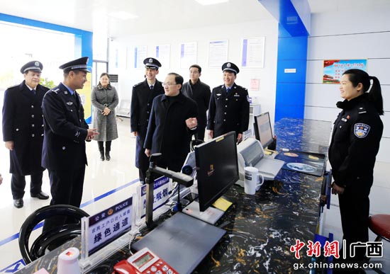 雷应敏率队在市公安局来华派出所户籍办证大厅参观。 雷应敏率队在市公安局来华派出所户籍办证大厅参观。