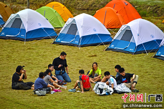 接受户外露营培训。吕建伟 摄