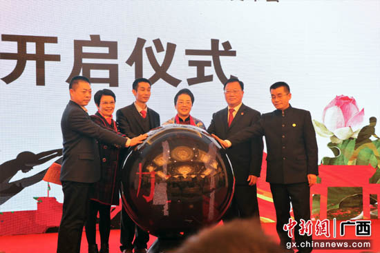 图为慈善巡游行启动仪式现场。蔡昭璐 摄 图为慈善巡游行启动仪式现场。蔡昭璐 摄