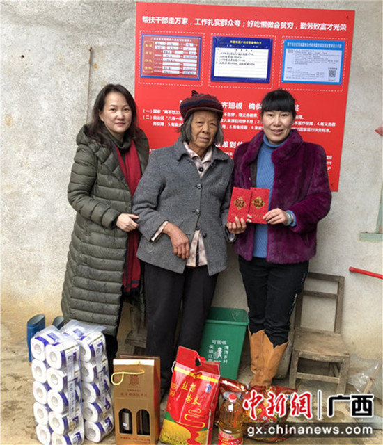 图为许永凤等慰问贫困农户。 图为许永凤等慰问贫困农户。