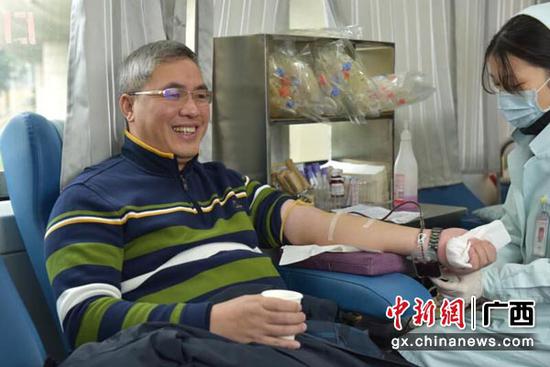 图为街头无偿献血。 图为街头无偿献血。