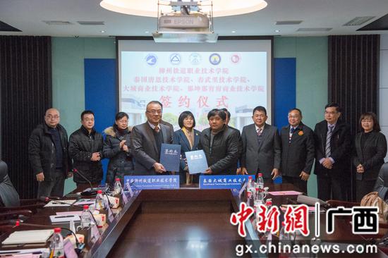 签署合作协议现场。蒋家斌 摄 签署合作协议现场。蒋家斌 摄
