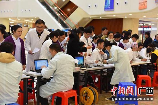 图为医护人员献血。 图为医护人员献血。