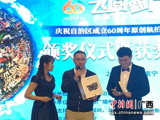 图为金牌飞手奖得主陈建飞(中)。 图为金牌飞手奖得主陈建飞(中)。