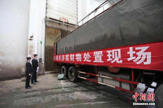 南宁海关在中越边境集中销毁查获走私物品50吨