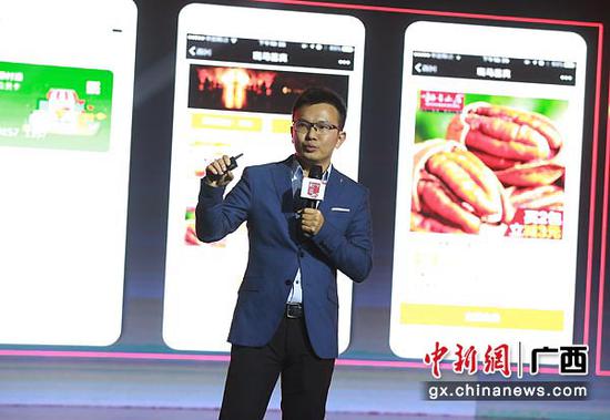 图为腾讯高级运营总监郑立鹏在会上做题为《互联网助力产业升级 服务新中产人群》演讲。 图为腾讯高级运营总监郑立鹏在会上做题为《互联网助力产业升级 服务新中产人群》演讲。