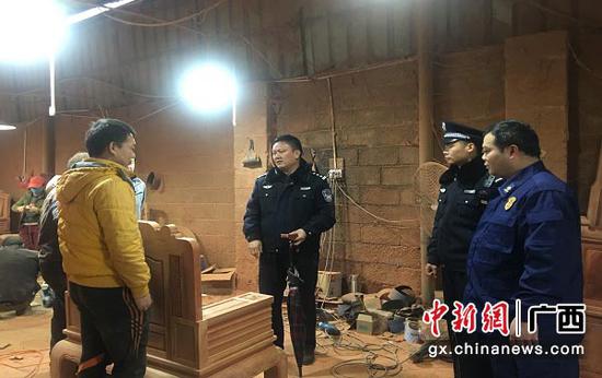 图为凭祥市副市长、公安局局长周远明带队检查。农科玉 摄 图为凭祥市副市长、公安局局长周远明带队检查。农科玉 摄