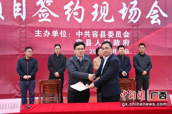 图为签约现场。韦捷 摄