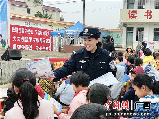 贵港站派出所民警发放宣传资料。 贵港站派出所民警发放宣传资料。