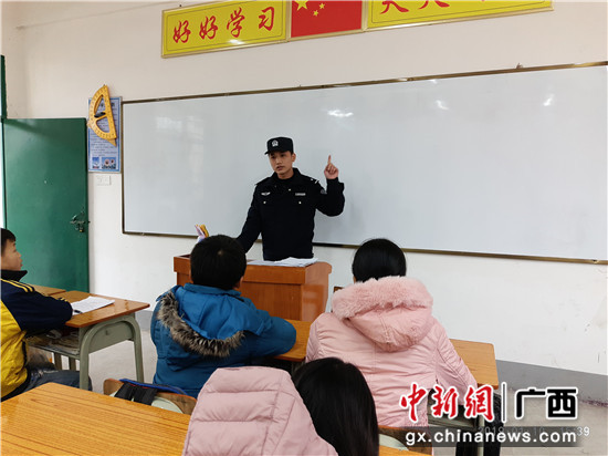 贵港站派出所民警开展铁路安全知识课堂。 贵港站派出所民警开展铁路安全知识课堂。