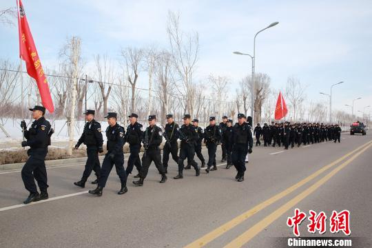 新疆兵团公安"冬训"徒步拉练锤炼作战能力