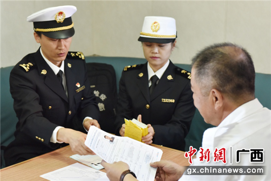 防城海关关员向船长核查船舶卫生证书和船员预防接种证书。 防城海关关员向船长核查船舶卫生证书和船员预防接种证书。
