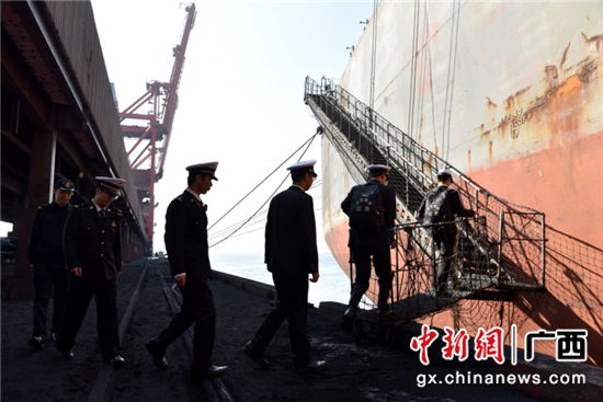 防城海关关员登轮实施卫生检疫工作。 防城海关关员登轮实施卫生检疫工作。