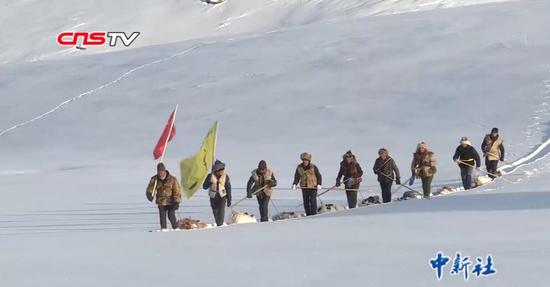 牧民踩古老毛皮滑雪板 11天300余公里穿越阿尔泰山