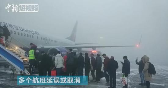 新疆乌鲁木齐机场出现大雾天气 滞留乘客3000余人