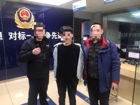 警方抓获的贩毒嫌疑人(中).警方 供图