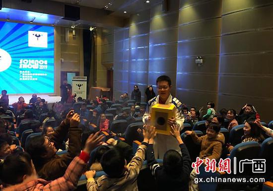 图为活动现场。陈秋霞 摄 图为活动现场。陈秋霞 摄