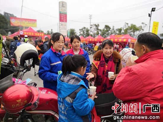 志愿者服务进站的骑摩托车回家老乡 志愿者服务进站的骑摩托车回家老乡