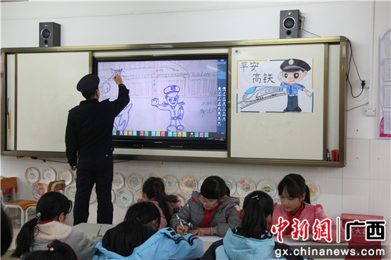 刘欣现场教学和学生一起绘就平安高铁。 廖晓明 摄 刘欣现场教学和学生一起绘就平安高铁。 廖晓明 摄