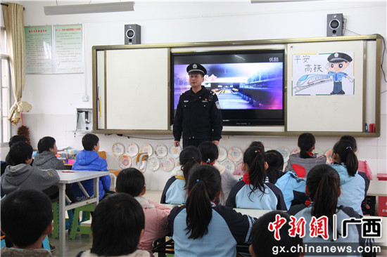 刘欣正在给沿线小学生上安全法制课。 廖晓明 摄 刘欣正在给沿线小学生上安全法制课。 廖晓明 摄