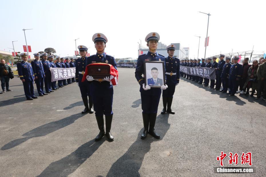 广西桂林民众迎接消防英雄孟鸣之烈士英魂返乡