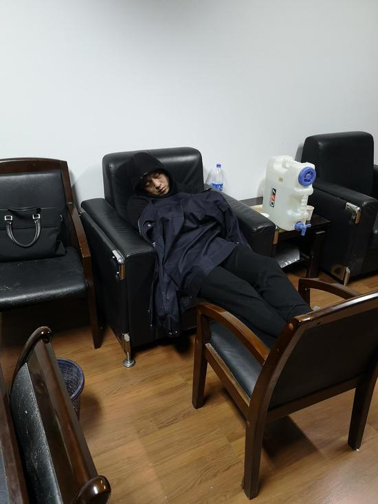 图为：浙江临海民警赵伟群加班工作后在办公室累倒的场景 章魁 摄