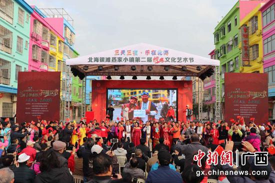 图为银滩疍家小镇第二届候鸟文化艺术节开幕式,候鸟艺术团合唱《我和我的祖国》。陈立天 摄 图为银滩疍家小镇第二届候鸟文化艺术节开幕式,候鸟艺术团合唱《我和我的祖国》。陈立天 摄