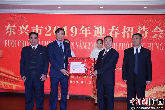 广西东兴和越南芒街双方代表团互赠礼品