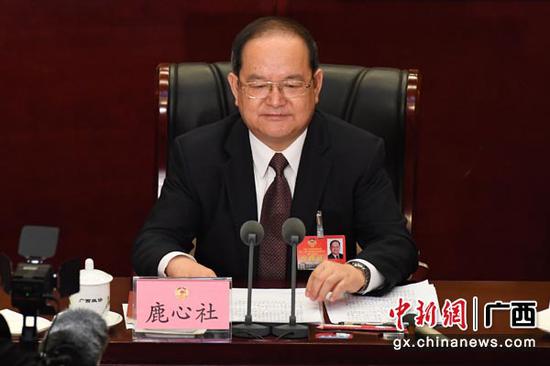 1月25日,为期6天的广西壮族自治区政协十二届二次会议在南宁开幕,广西壮族自治区党委书记鹿心社在大会上作重要讲话。俞靖 摄
