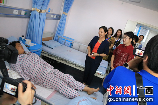 图为全州县副县长蒋雪娇陪同桂林市副市长兰燕在全州县妇幼保健院调研及指导工作。