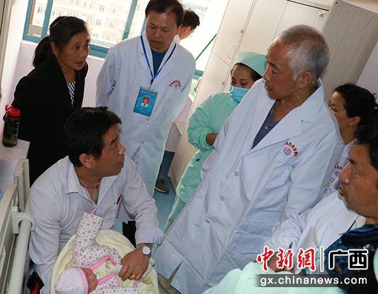 图为“人本位”医疗创始人、著名医院管理专家张中南教授在医院儿科开展查房示教。
